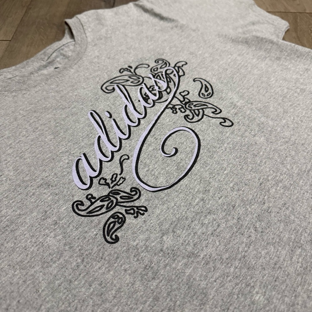 Adidas Women's XL T-Shirt Heather Gray Paisley Script Graphic Tee Preowned - Picture 2 of 4